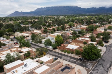Well maintained Northeast Heights townhome on a low traffic on Arroyo Del Oso Golf Course in New Mexico - for sale on GolfHomes.com, golf home, golf lot