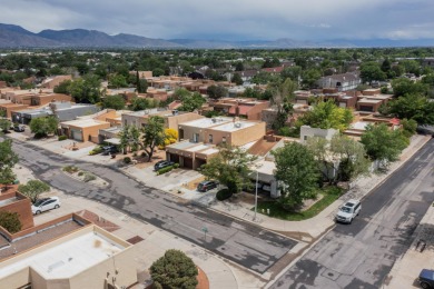 Well maintained Northeast Heights townhome on a low traffic on Arroyo Del Oso Golf Course in New Mexico - for sale on GolfHomes.com, golf home, golf lot