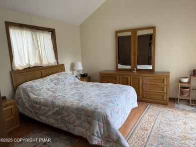 Spacious 3 bedroom home with fireplace and unfinished basement on Pocono Farms Country Club in Pennsylvania - for sale on GolfHomes.com, golf home, golf lot