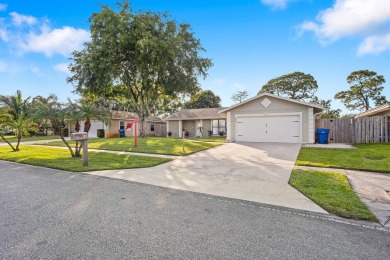 Fantastic one story 3 bed, 2 bath, 2 car garage, 1,666 sqft on Lone Pine Golf Club in Florida - for sale on GolfHomes.com, golf home, golf lot