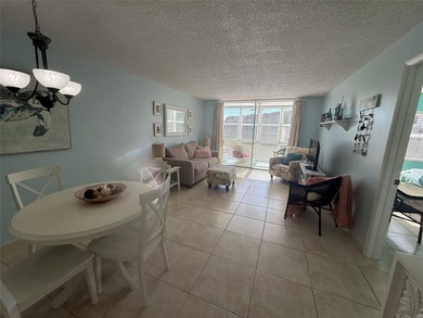 Beautiful condo 1 bedroom, 1.5 bath. Move in ready come totally on Sunrise Lakes Phase III in Florida - for sale on GolfHomes.com, golf home, golf lot