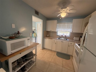 Beautiful condo 1 bedroom, 1.5 bath. Move in ready come totally on Sunrise Lakes Phase III in Florida - for sale on GolfHomes.com, golf home, golf lot