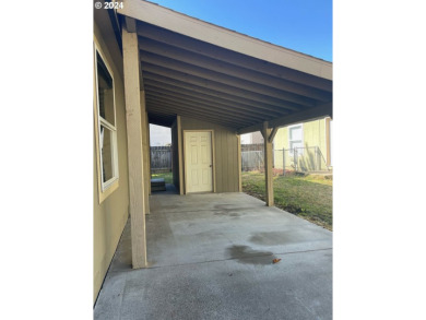 This lovely manufactured home has been completely and tastefully on Columbia Edgewater Country Club - Columbia-Edgewater Countr in Oregon - for sale on GolfHomes.com, golf home, golf lot