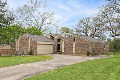 ACCEPTING BACK-UP OFFERS...Great location in the much desired on Bellville Golf and Recreation Club in Texas - for sale on GolfHomes.com, golf home, golf lot
