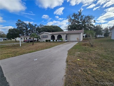 A cozy little 2 bedroom 2 bath home perfect for a young couple on Brentwood Farms Golf Club in Florida - for sale on GolfHomes.com, golf home, golf lot