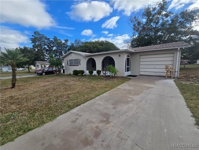 A cozy little 2 bedroom 2 bath home perfect for a young couple on Brentwood Farms Golf Club in Florida - for sale on GolfHomes.com, golf home, golf lot