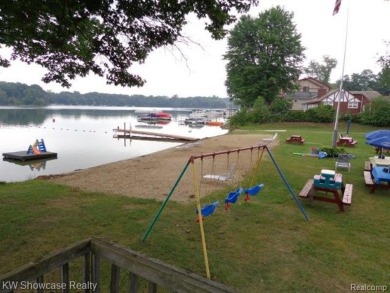 LOCATION LOCATION, CLEAN UPDATED 2 BDRM, 2 BATH, RANCH IN on Bay Pointe Golf Club in Michigan - for sale on GolfHomes.com, golf home, golf lot