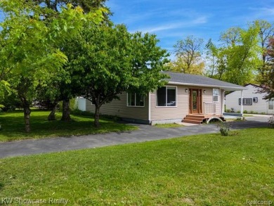 LOCATION LOCATION, CLEAN UPDATED 2 BDRM, 2 BATH, RANCH IN on Bay Pointe Golf Club in Michigan - for sale on GolfHomes.com, golf home, golf lot