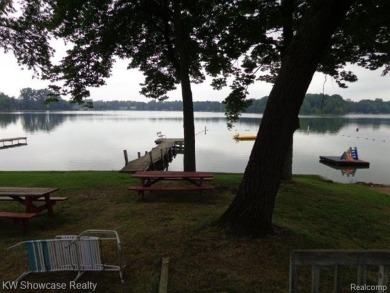 LOCATION LOCATION, CLEAN UPDATED 2 BDRM, 2 BATH, RANCH IN on Bay Pointe Golf Club in Michigan - for sale on GolfHomes.com, golf home, golf lot