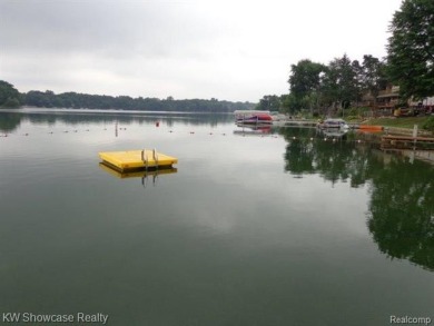 LOCATION LOCATION, CLEAN UPDATED 2 BDRM, 2 BATH, RANCH IN on Bay Pointe Golf Club in Michigan - for sale on GolfHomes.com, golf home, golf lot