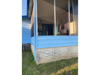 1985 Twin 1,296 Sq. Ft. double wide (27x48) is bright and on Grasslands Golf and Country Club in Florida - for sale on GolfHomes.com, golf home, golf lot