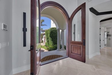 A luxurious coastal retreat at the water's edge on Longboat Key on Links on Longboat Golf Club in Florida - for sale on GolfHomes.com, golf home, golf lot