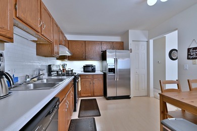 Beautiful, move in condition condominium in popular Rob Roy on Rob Roy Golf Club in Illinois - for sale on GolfHomes.com, golf home, golf lot