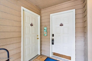 Top-floor condo in Colony 1 golf community is move-in ready! on Oyster Bay Golf Links in North Carolina - for sale on GolfHomes.com, golf home, golf lot