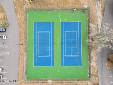 Top-floor condo in Colony 1 golf community is move-in ready! on Oyster Bay Golf Links in North Carolina - for sale on GolfHomes.com, golf home, golf lot