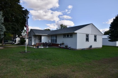 Welcome to this delightful two-bedroom, two-bath ranch-style on Sibley Golf And Country Club in Iowa - for sale on GolfHomes.com, golf home, golf lot