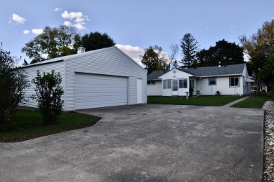 Welcome to this delightful two-bedroom, two-bath ranch-style on Sibley Golf And Country Club in Iowa - for sale on GolfHomes.com, golf home, golf lot