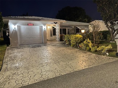 COME SEE THIS BEAUTY, 2 BEDROOM  2 BATH , ONE CAR GARAGE, IMPACT on Leisureville Community Association in Florida - for sale on GolfHomes.com, golf home, golf lot