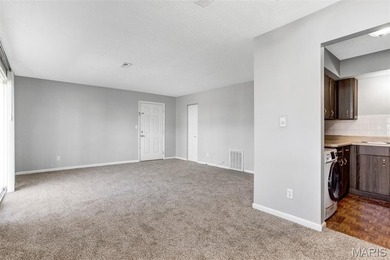 Wonderful Lake St. Louis Condo! Enter into the spacious living on Lake Saint Louis Par 3 in Missouri - for sale on GolfHomes.com, golf home, golf lot