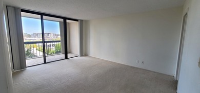 2/2 UNIT, OPEN KITCHEN, PANTRY & BREAKFAST AREA, TILED DINING on The President Country Club in Florida - for sale on GolfHomes.com, golf home, golf lot