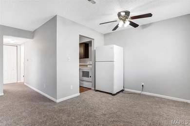 Wonderful Lake St. Louis Condo! Enter into the spacious living on Lake Saint Louis Par 3 in Missouri - for sale on GolfHomes.com, golf home, golf lot