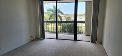 2/2 UNIT, OPEN KITCHEN, PANTRY & BREAKFAST AREA, TILED DINING on The President Country Club in Florida - for sale on GolfHomes.com, golf home, golf lot