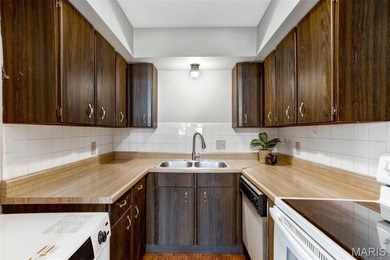 Wonderful Lake St. Louis Condo! Enter into the spacious living on Lake Saint Louis Par 3 in Missouri - for sale on GolfHomes.com, golf home, golf lot