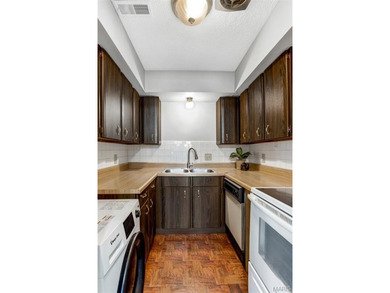 Wonderful Lake St. Louis Condo! Enter into the spacious living on Lake Saint Louis Par 3 in Missouri - for sale on GolfHomes.com, golf home, golf lot
