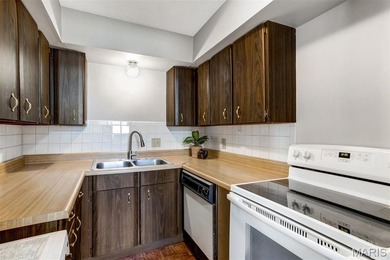 Wonderful Lake St. Louis Condo! Enter into the spacious living on Lake Saint Louis Par 3 in Missouri - for sale on GolfHomes.com, golf home, golf lot