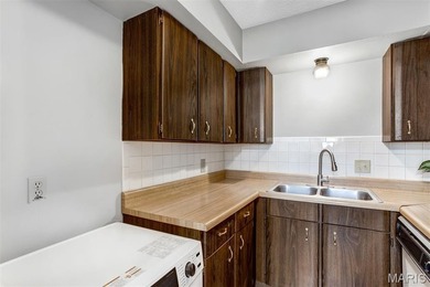 Wonderful Lake St. Louis Condo! Enter into the spacious living on Lake Saint Louis Par 3 in Missouri - for sale on GolfHomes.com, golf home, golf lot