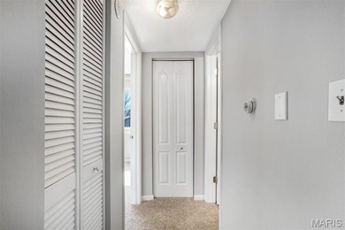 Wonderful Lake St. Louis Condo! Enter into the spacious living on Lake Saint Louis Par 3 in Missouri - for sale on GolfHomes.com, golf home, golf lot