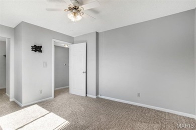 Wonderful Lake St. Louis Condo! Enter into the spacious living on Lake Saint Louis Par 3 in Missouri - for sale on GolfHomes.com, golf home, golf lot