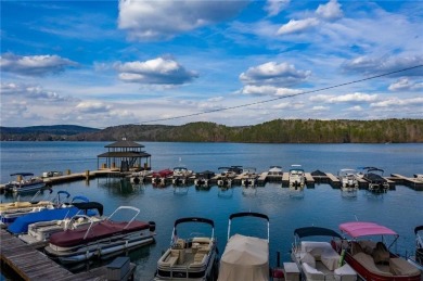 **This well-maintained home is MOVE IN READY!!** Nestled in a on The Highlands Course at Lake Arrowhead in Georgia - for sale on GolfHomes.com, golf home, golf lot