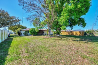 Welcome to this well-located 2 bedroom, 2 bath, 2 car garage on Venice East Golf Club in Florida - for sale on GolfHomes.com, golf home, golf lot