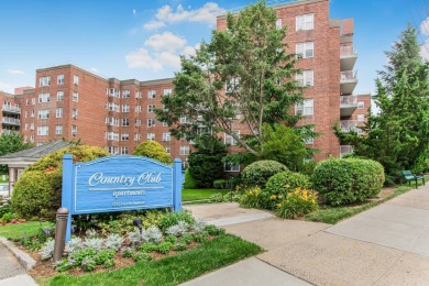 Bright and sunny 1-bedroom, 1-bathroom Co-Op Unit For Sale in on Wykagyl Country Club in New York - for sale on GolfHomes.com, golf home, golf lot