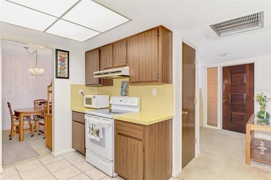 Welcome to this well-located 2 bedroom, 2 bath, 2 car garage on Venice East Golf Club in Florida - for sale on GolfHomes.com, golf home, golf lot