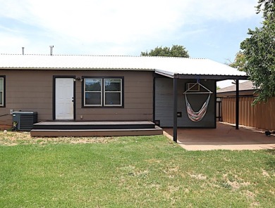 Updated 3 bedroom, 1 bathroom home only blocks from a golf on Sweetwater Country Club in Texas - for sale on GolfHomes.com, golf home, golf lot