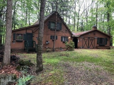 Tanglwood Lakes sprawling home situated on a level wooded lot on Paupack Hills Golf and Country Club in Pennsylvania - for sale on GolfHomes.com, golf home, golf lot