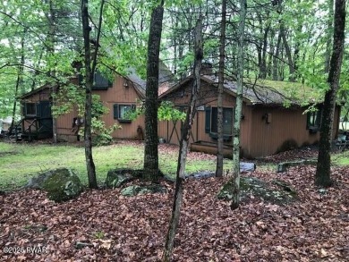 Tanglwood Lakes sprawling home situated on a level wooded lot on Paupack Hills Golf and Country Club in Pennsylvania - for sale on GolfHomes.com, golf home, golf lot
