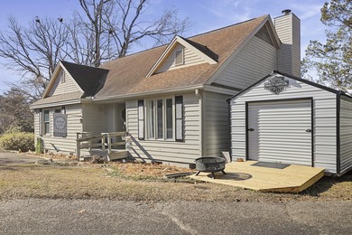 Welcome home to 29 Woodhill Place, tucked away on a quiet street on Houndslake Country Club in South Carolina - for sale on GolfHomes.com, golf home, golf lot
