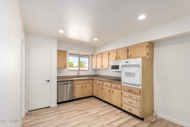 Beautifully updated home in Sun City's 55+ community. Fresh on Sun City Lakes West and East in Arizona - for sale on GolfHomes.com, golf home, golf lot