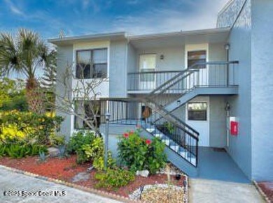 Charming single story, 2 bedroom, 2 bath condo nestled right on Mallards Landing Golf Course in Florida - for sale on GolfHomes.com, golf home, golf lot