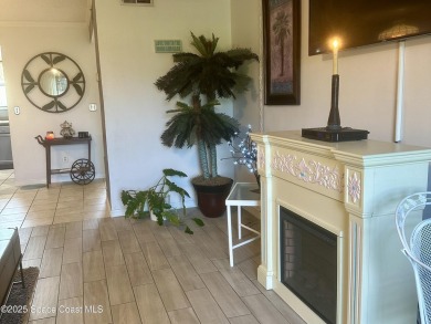Charming single story, 2 bedroom, 2 bath condo nestled right on Mallards Landing Golf Course in Florida - for sale on GolfHomes.com, golf home, golf lot