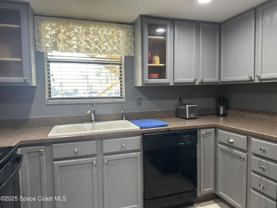 Charming single story, 2 bedroom, 2 bath condo nestled right on Mallards Landing Golf Course in Florida - for sale on GolfHomes.com, golf home, golf lot