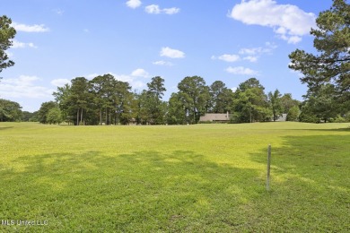 This beautifully maintained 3 bedroom, 2 bath home offers golf on Colonial Country Club Deerfield in Mississippi - for sale on GolfHomes.com, golf home, golf lot