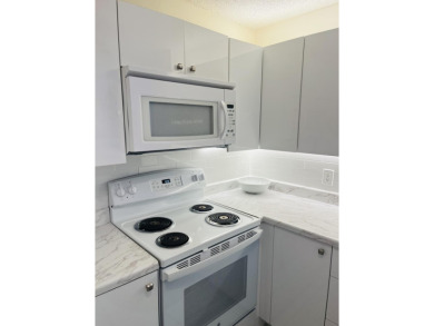 PRICE CORRECTION! THIS UNIT HAS A BRAND NEW WHITE KITCHEN WITH on Marina Lakes Golf Course in Florida - for sale on GolfHomes.com, golf home, golf lot