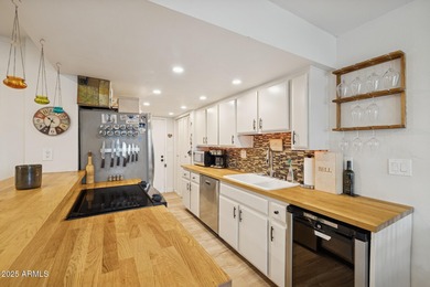 This lock-and-leave Ahwatukee townhome is ready for new owners! on Arizona Grand Resort Golf Course in Arizona - for sale on GolfHomes.com, golf home, golf lot