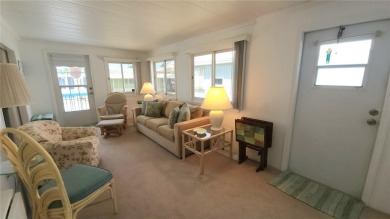 START ENJOYING FLORIDA IN THIS WELL-KEPT ONE BEDROOM, TWO on River Run Golf Links in Florida - for sale on GolfHomes.com, golf home, golf lot