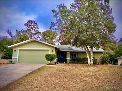 Charming 3/2/2 Home in Sugarmill Woods (Oak Village) set on a on Sugarmill Woods Golf and Country Club in Florida - for sale on GolfHomes.com, golf home, golf lot