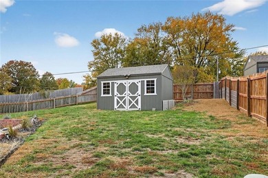 Set in Rollins Landing, this 5 Bedroom, 3 Bathroom home blends on Paradise Pointe Golf Complex in Missouri - for sale on GolfHomes.com, golf home, golf lot